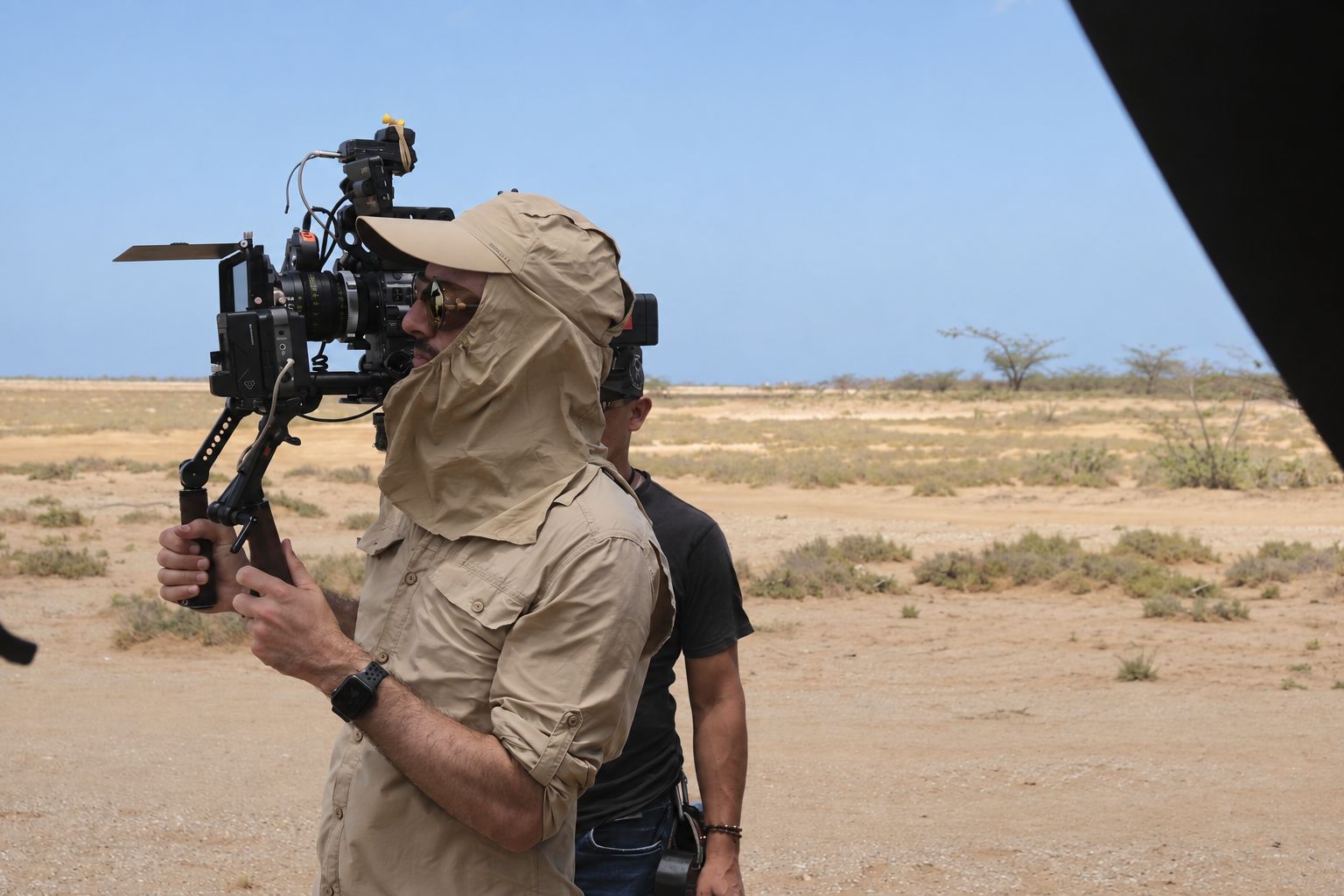 David Curto rodando con la cámara al hombro en el desierto