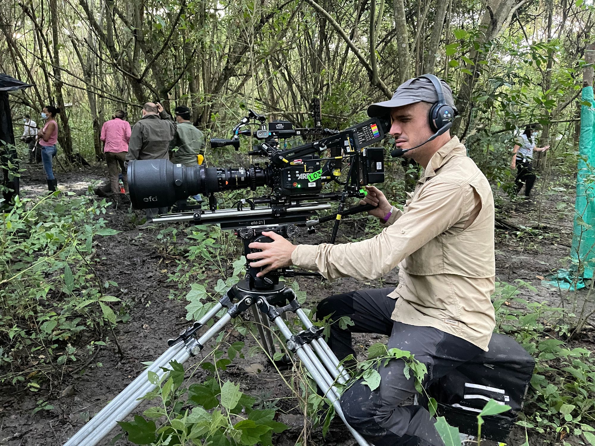 David Curto rodando con trípode en la selva
