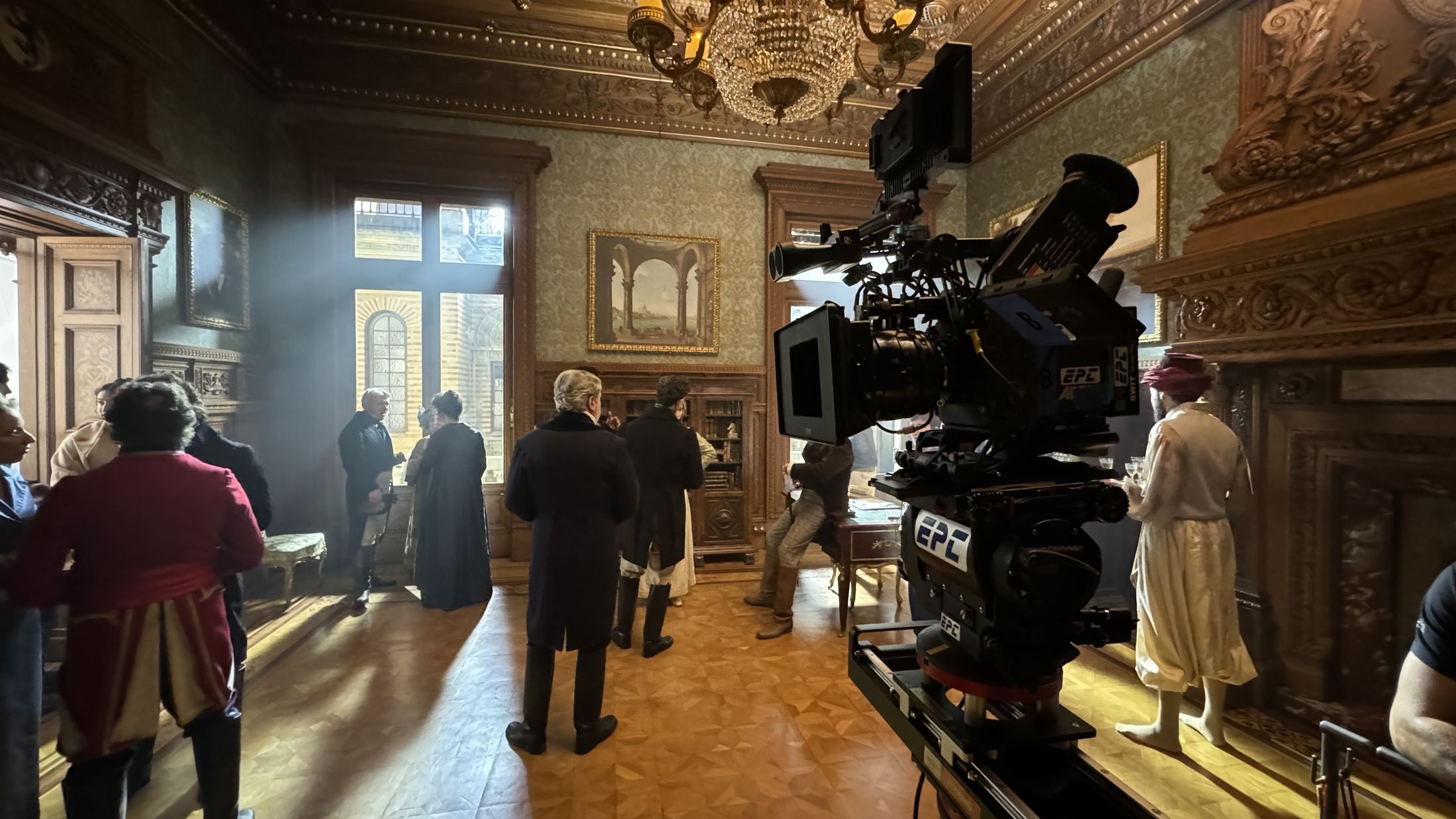 Rodaje de una escena de época con actores y cámara
