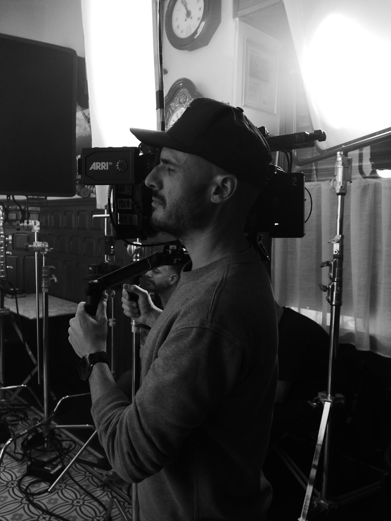 Retrato de David Curto operando una cámara de cine